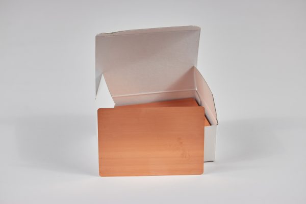 Hull-Zellen-Bleche aus Kupfer - Im Bild der 100er Pack mit Entnahmehilfe. Ein Blech steht vor der Verpackung. Die Verpackung ist geöffnet und befüllt.